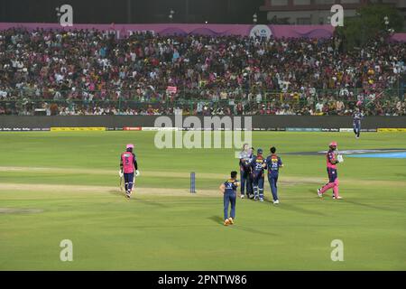 Jaipur, Indien. 19. April 2023. Die Spieler der Lucknow Super Giants feiern ein Wicket beim Cricket-Spiel der Indian Premier League (IPL) Twenty20 zwischen den Lucknow Super Giants und den Rajasthan Royals im Sawai Mansingh Stadium in Jaipur. (Foto: Sumit Saraswat/Pacific Press) Kredit: Pacific Press Media Production Corp./Alamy Live News Stockfoto