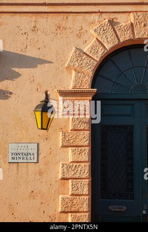 Details am Eingang der Fontana Minelli Stiftung im historischen Fass von Colonia del Sacramento, Uruguay. Stockfoto