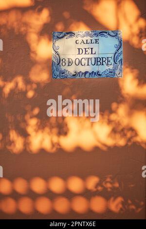 Ein traditionelles Fliesenschild in einer Straße des historischen Fasses Colonia del Sacramento bei Sonnenuntergang, Uruguay. Stockfoto