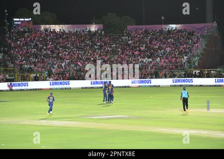 Jaipur, Rajasthan, Indien. 19. April 2023. Die Spieler der Lucknow Super Giants feiern ein Wicket beim Cricket-Spiel der Indian Premier League (IPL) Twenty20 zwischen den Lucknow Super Giants und den Rajasthan Royals im Sawai Mansingh Stadium in Jaipur. (Kreditbild: © Sumit Saraswat/Pacific Press via ZUMA Press Wire/Alamy Live News) NUR REDAKTIONELLE VERWENDUNG! Nicht für den kommerziellen GEBRAUCH! Stockfoto