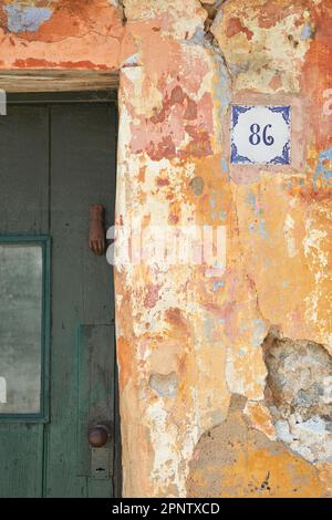 Detail einer Eingangstür eines traditionellen portugiesischen Hauses in der Straße „Calle de los Suspiros“, Colonia del Sacramento, Uruguay. Stockfoto