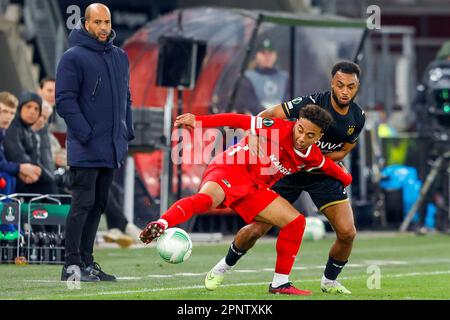 20-04-2023: Sport: AZ V Anderlecht ALKMAAR, NIEDERLANDE - APRIL 20: Myron van Brederode (AZ Alkmaar) und Killian Sardella (RSC Anderlecht) während der Stockfoto