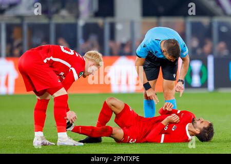 20-04-2023: Sport: AZ gegen Anderlecht ALKMAAR, NIEDERLANDE - APRIL 20: Pantelis Hatzidiakos (AZ Alkmaar) verletzt während des Viertelfinales - Zweiter Stockfoto