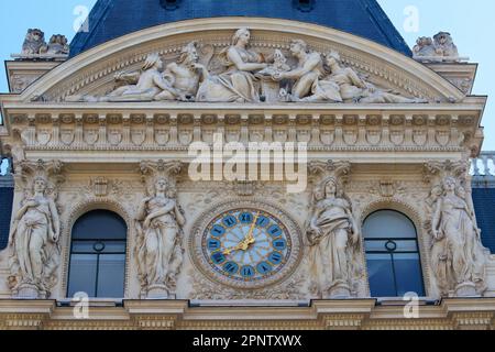 Riesenuhr an der Fassade eines Pariser Gebäudes. Stockfoto