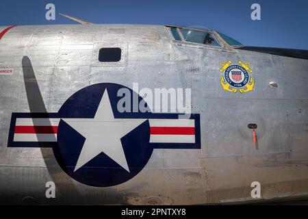 Der PB4Y-2 Privateer, ein Patrouillenbomber der US Navy und Küstenwache, wird auf der 2023 Thunder and Lightning Over Arizona Airshow in Tucson ausgestellt Stockfoto