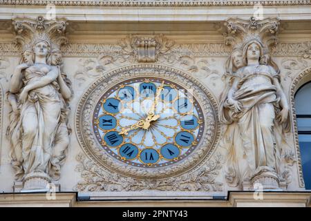 Riesige Uhr an der Fassade eines Gebäudes in Paris, Frankreich. Stockfoto