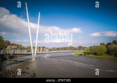 19.04.023 Lancaster, Lancashire, Vereinigtes Königreich. Die Lune Millennium Bridge ist eine Fußgängerbrücke mit Kabelhalterungen, die sich über den Fluss Lune in Lancaster, England erstreckt. Stockfoto