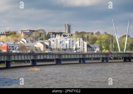 19.04.023 Lancaster, Lancashire, Vereinigtes Königreich. Die Lune Millennium Bridge ist eine Fußgängerbrücke mit Kabelhalterungen, die sich über den Fluss Lune in Lancaster, England erstreckt. Stockfoto