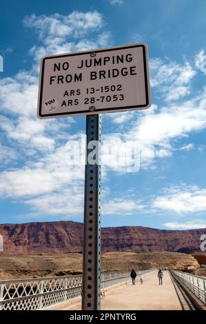 Mehrere Warnschilder auf der Navajo Bridge im Norden Arizonas Stockfoto