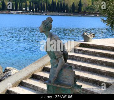 Die Frau des Sees (La donna del lago), Bronzestatue von Angiolino Aime, 2008 am Strand von Salò, Gardasee. Stockfoto