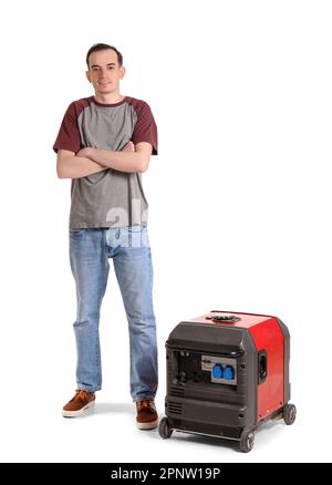 Junger Mann mit tragbarem Benzingenerator auf weißem Hintergrund Stockfoto