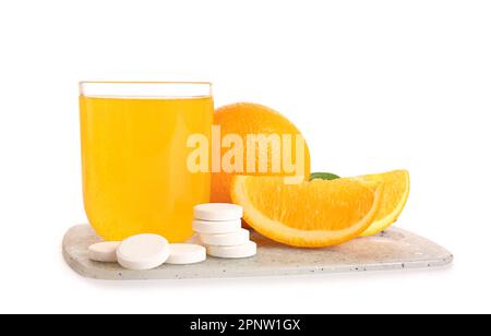 Brett mit einem Glas Vitamin-C-Brausetablette, gelöst in Wasser und orange isoliert auf weißem Hintergrund Stockfoto