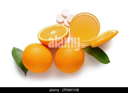Glas Vitamin-C-Brausetablette, gelöst in Wasser und Orangen, isoliert auf weißem Hintergrund Stockfoto