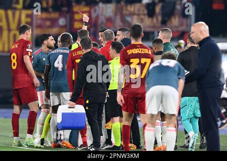 Stadio Olimpico, Rom, Italien. 20. April 2023. Europa League Fußball, Viertelfinale 2. Teilstrecke; Roma gegen Feyenoord; Schiedsrichter Anthony Taylor zeigt Salvatore Foti Assistenztrainer von AS Roma Credit: Action Plus Sports/Alamy Live News die rote Karte Stockfoto