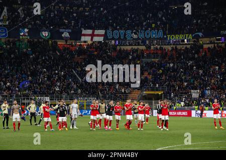 Mailand, Italien. 19. April, 2023 Spieler der SL Benfica gehen zu den Fans und begrüßen sie am Ende des Fußballspiels FC INTER vs SL BENFICA, QF 2. Leg UCL 2022-2023 San Siro Stadion (Foto: Fabrizio Andrea Bertani/Pacific Press) Kredit: Pacific Press Media Production Corp./Alamy Live News Stockfoto