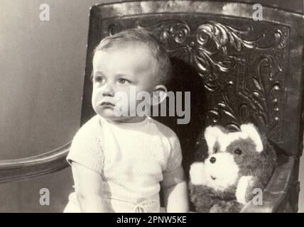 Brünn, Tschechoslowakische Sozialistische Republik, ca. 1972: Retro-Foto eines kleinen Jungen mit Teddybär. Das Porträtfoto wurde im Fotostudio aufgenommen, ca. 197 Stockfoto