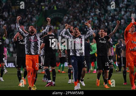 Lissabon, Lissabon, Portugal. 20. April 2023. CARLO PINSOGLIO, MATTIA PERIN, FEDERICO GATTI, ÃNGEL DI MARÃA UND WOJCIECH SZCZÄ˜SNY, Juventus Torino: Feiere die Qualifikation ihres Teams für das Halbfinale nach dem Viertelfinalspiel der UEFA Europa League 2023 zwischen Sporting CP und Juventus Torino im José Alvalade Stadium. (Kreditbild: © Alexandra Fechete/ZUMA Press Wire) NUR ZUR REDAKTIONELLEN VERWENDUNG! Nicht für den kommerziellen GEBRAUCH! Stockfoto