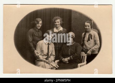 HODONIN, der Tschechoslowakischen Republik, ca. 1930: Vintage Foto zeigt Mädchen mit Lehrer, circa 1930. Stockfoto