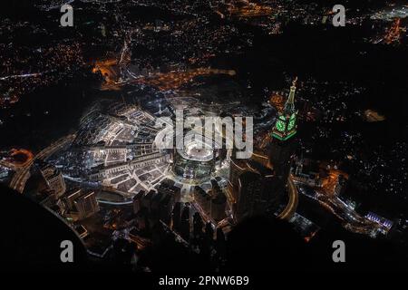 Luftaufnahme der Heiligen Kaaba in der Al-Masjid al-Haram Skyline und dem Bau des Glockenturms