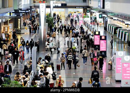 Tokio, Japan. 15. April 2023. Passagiere, die Gesichtsmasken als vorbeugende Maßnahme gegen die Ausbreitung von Covid-19 tragen, werden am Tokio International Airport, gemeinhin bekannt als Haneda Airport, gesehen. Die Zahl der neuen Fälle des neuartigen Coronavirus ist in Japan in drei aufeinanderfolgenden Wochen gestiegen. Obwohl die Zahlen noch immer niedriger sind als vor der siebten Infektionswelle im letzten Sommer, warnen einige Experten vor einem möglichen Wiederaufleben des Virus. (Credit Image: © James Matsumoto/SOPA Images via ZUMA Press Wire) NUR ZUR REDAKTIONELLEN VERWENDUNG! Nicht für den kommerziellen GEBRAUCH! Stockfoto