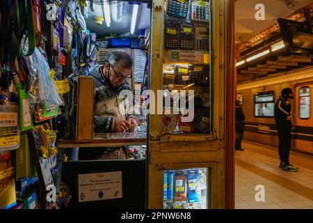 Aníbal Ozzi, ein Uhrmacher seit mehr als 20 Jahren, repariert eine Uhr in dem Laden, den er von seinem Vater geerbt hat, der sich am 31. Mai 2022 in einem Kiosk einer U-Bahn-Station in der Innenstadt von Buenos Aires, Argentinien, befindet. Ozzi sagt, dass viele Leute ihre Handys jetzt für alles benutzen, aber er hat bemerkt, dass, wenn Telefone gestohlen werden oder der Alarm nicht losgeht, manche zu mechanischen Uhren zurückkehren. (Lucila Pellettieri/Global Press Journal) Stockfoto