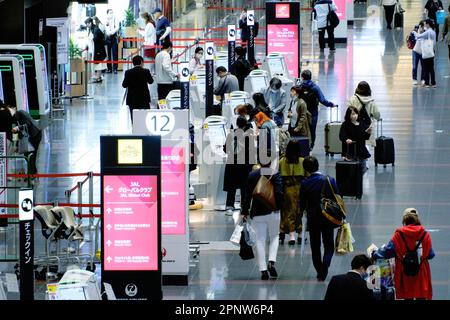 Tokio, Japan. 15. April 2023. Passagiere, die Gesichtsmasken als vorbeugende Maßnahme gegen die Ausbreitung von Covid-19 tragen, werden am Tokio International Airport, gemeinhin bekannt als Haneda Airport, gesehen. Die Zahl der neuen Fälle des neuartigen Coronavirus ist in Japan in drei aufeinanderfolgenden Wochen gestiegen. Obwohl die Zahlen noch immer niedriger sind als vor der siebten Infektionswelle im letzten Sommer, warnen einige Experten vor einem möglichen Wiederaufleben des Virus. (Credit Image: © James Matsumoto/SOPA Images via ZUMA Press Wire) NUR ZUR REDAKTIONELLEN VERWENDUNG! Nicht für den kommerziellen GEBRAUCH! Stockfoto