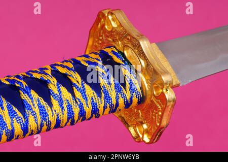 Samurai-Schwert, Katana, Wakizashi und Tanto, isoliert auf rosa Hintergrund Stockfoto