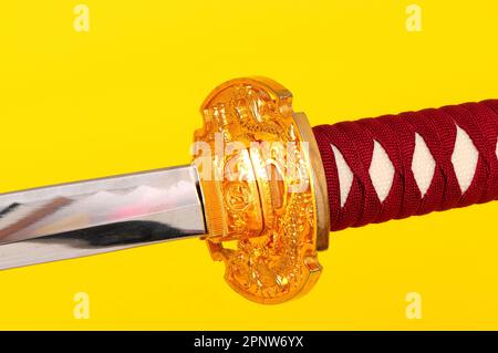 Samurai-Schwert, Katana, Wakizashi und Tanto, isoliert auf gelbem Hintergrund Stockfoto