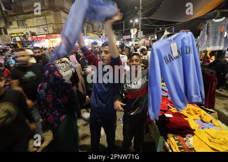 Rafah, Gaza. 19. April 2023. Palästinenser kaufen am Donnerstag, den 20. April 2023, vor dem Eid al-Fitr-Urlaub im südlichen Gazastreifen in Rafah auf einem beliebten Markt ein. Moslems auf der ganzen Welt bereiten sich auf den Eid al-Fitr-Feiertag vor, der Anfang April 21 beginnt und das Ende des heiligen Fastenmonats Ramadan markiert. Zu den Vorbereitungen gehören der Kauf neuer Kleidung, Spielzeug und besonderer Süßigkeiten. Foto: Ismael Mohamad/UPI Credit: UPI/Alamy Live News Stockfoto