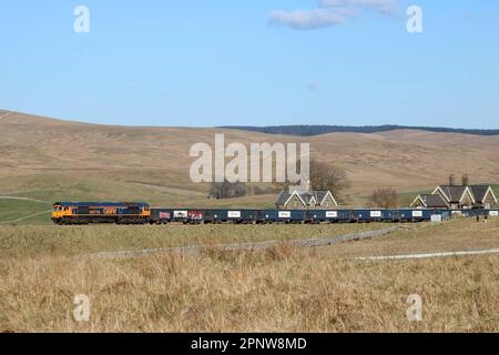 GB Railfreight Shed Klasse 66 Loco 66778, benannt Cambois Depot 25 Jahre, vorbei an Ribblehead Station auf der Settle-to-Carlisle-Linie, 20. April 2023. Stockfoto