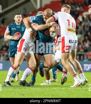 St. Helens, Merseyside, England, 20. April 2023. Warringtons Sam Kasiano hat sich im St. Helens Rugby Football Club V Warrington Wolves Rugby Football Club im Totally Wicked Stadium in der Betfred Super League gewehrt. (Bild: ©Cody Froggatt/Alamy Live News) Stockfoto