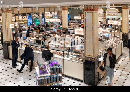 LONDON, Großbritannien - 20. April 2023, Süßwarenabteilung im trendigen, teuren Luxusgeschäft Harrods. Innenraum des Kaufhauses Harrods, Süßigkeiten- und Süßwarenbereich Stockfoto