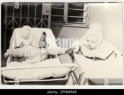 TSCHECHOSLOWAKISCHE SOZIALISTISCHE REPUBLIK - CA. 1972: Jahrgangsfoto zeigt Babys in Kinderwagen - Kinderwagen, ca. 1972. Stockfoto