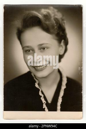 Der TSCHECHOSLOWAKISCHEN SOZIALISTISCHEN REPUBLIK, ca. 60er Jahre: Vintage Foto einer jungen Frau. Portrait Foto wurde in Photo Studio, ca. 60er Jahre. Stockfoto