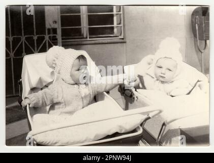 TSCHECHOSLOWAKISCHE SOZIALISTISCHE REPUBLIK, CA. 1972: Jahrgangsfoto zeigt Babys in Kinderwagen - Kinderwagen, ca. 1972. Stockfoto