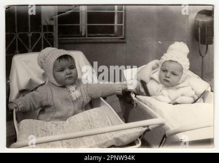 TSCHECHOSLOWAKISCHE SOZIALISTISCHE REPUBLIK, CA. 1972: Jahrgangsfoto zeigt Babys in Kinderwagen - Kinderwagen, ca. 1972. Stockfoto