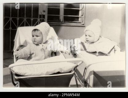 TSCHECHOSLOWAKISCHE SOZIALISTISCHE REPUBLIK - CA. 1972: Jahrgangsfoto zeigt Babys in Kinderwagen - Kinderwagen, ca. 1972. Stockfoto