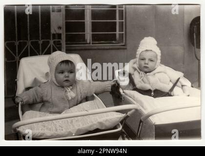 TSCHECHOSLOWAKISCHE SOZIALISTISCHE REPUBLIK - CA. 1972: Jahrgangsfoto zeigt Babys in Kinderwagen - Kinderwagen, ca. 1972. Stockfoto