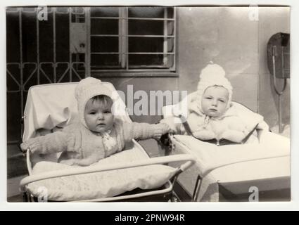 TSCHECHOSLOWAKISCHE SOZIALISTISCHE REPUBLIK - CA. 1972: Jahrgangsfoto zeigt Babys in Kinderwagen - Kinderwagen, ca. 1972. Stockfoto