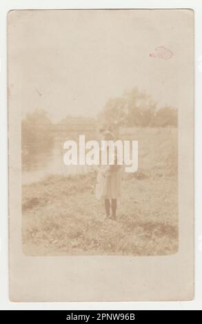 Die tschechoslowakische Republik, ca. 1930er Jahre: Vintage Foto zeigt ein junges Mädchen. Foto überbelichtet, ca. 1930 S., Abb. Stockfoto