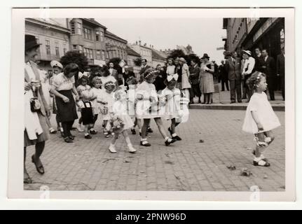 HODONIN, TSCHECHOSLOWAKISCHE REPUBLIK, CA. 1943: Klassische Fotografien zeigen religiöse - katholische Feier, ca. 1943. Stockfoto