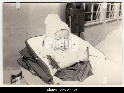 DIE TSCHECHOSLOWAKISCHE SOZIALISTISCHE REPUBLIK, CA. 1972: Das klassische Foto zeigt das Baby in einem Kinderwagen - Kinderwagen, ca. 1972. Stockfoto