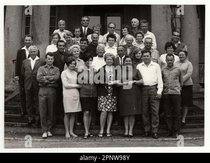 Der TSCHECHOSLOWAKISCHEN SOZIALISTISCHEN REPUBLIK, circa 1970 s: Vintage Foto zeigt eine Gruppe von Menschen vor dem Gebäude, ca. 1970er-Jahre. Stockfoto