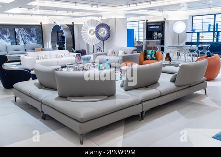 London, UK, -18. April 2023, Möbelabteilung im Harrods Luxusgeschäft Stockfoto