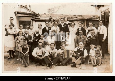 TSCHECHOSLOWAKISCHE REPUBLIK, CA. 1920: Ein klassisches Foto zeigt Menschen im Hinterhof - während des Hochzeitsfestes auf dem Land, ca. 1920. Stockfoto