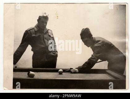 Der TSCHECHOSLOWAKISCHEN SOZIALISTISCHEN REPUBLIK, ca. 1965: Ein vintage Foto zeigt Soldaten spielen Pool, ca. 1965. Stockfoto