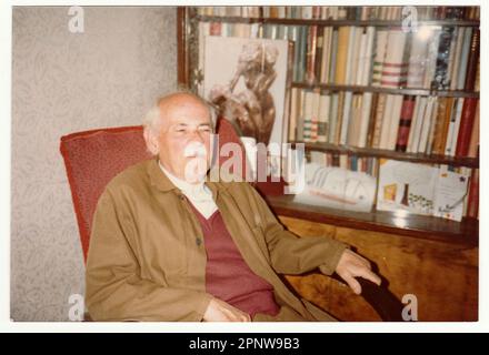 TSCHECHOSLOWAKISCHE SOZIALISTISCHE REPUBLIK - CA. 1980er: Alte Fotografien zeigen, dass der Mensch auf einem Sessel sitzt, ca. 1980er. Stockfoto