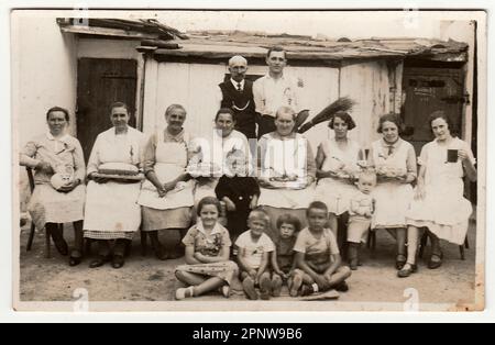 TSCHECHOSLOWAKISCHE REPUBLIK, CA. 1920: Ein klassisches Foto zeigt Menschen im Hinterhof - während eines Festes auf dem Land, ca. 1920. Stockfoto