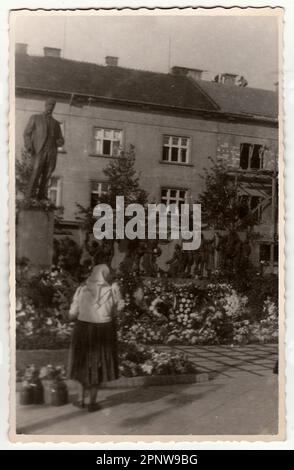 HODONIN, TSCHECHOSLOWAKISCHE REPUBLIK, CA. 1940er: Das klassische Foto zeigt eine ländliche Frau vor der Skulptur - Tomas Garrigue Masaryk, ca. 1940er. Stockfoto