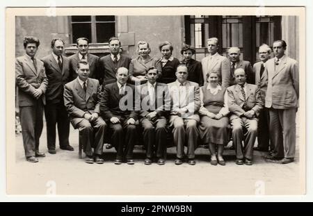 Der TSCHECHOSLOWAKISCHEN SOZIALISTISCHEN REPUBLIK, ca. 60er Jahre: Vintage Foto zeigt eine Gruppe von Menschen vor dem Gebäude, ca. 1960er-Jahre. Stockfoto